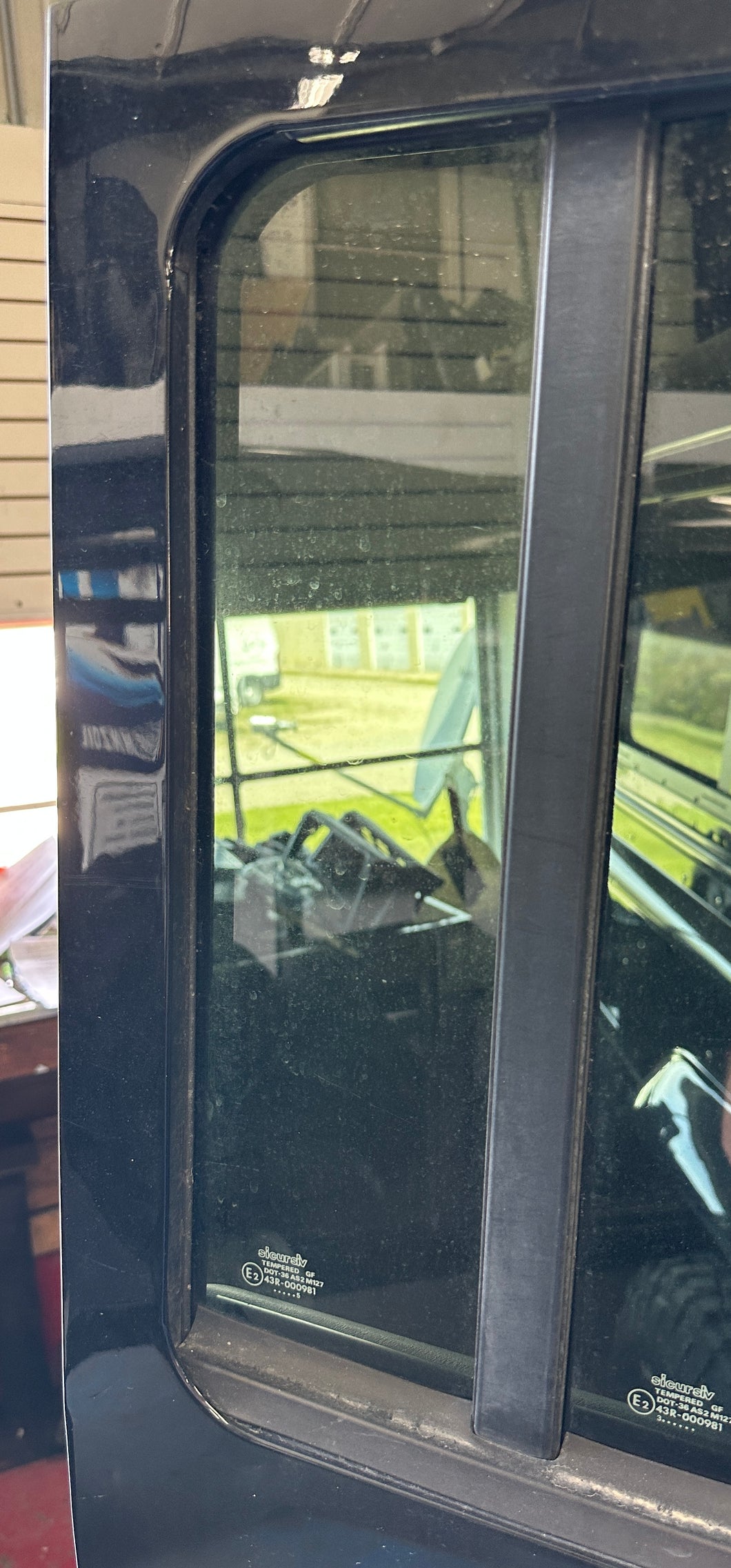 DEFENDER QUARTER GLASS WINDOW VERTICAL AND LOWER CHANNEL - FOR 4MM GLASS - FITS RIGHT OR LEFT REAR SIDE DOOR